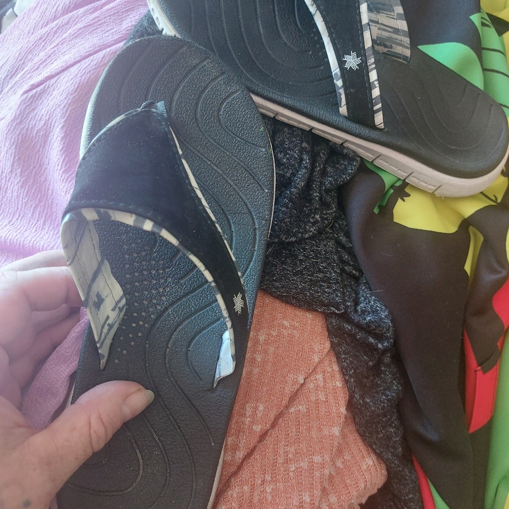 Sandals - Picture 2 of 3